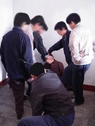 酷刑演示:拳打脚踢