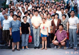 李洪志师父与参加济南讲法的学员合影（第二排右三，着咖啡色上衣者为何来琴女士）