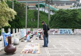 图:人们主动来了解真相