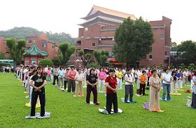 图:台湾北区法轮功学员在剑潭活动中心草坪晨炼