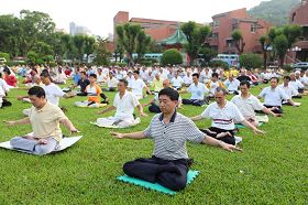 图:台湾北区法轮功学员在剑潭活动中心草坪晨炼