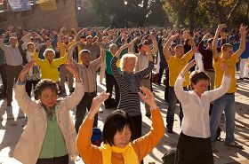 十三日上午，法轮功学员在罗马维多利亚公园集体炼功。