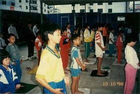 1998年10月10日,梅州市法轮功学员在梅县华侨城广场集体炼功