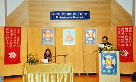 奥地利第八届法会上,法轮功修炼者交流心得