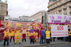 法轮功学员在卡拉扬广场和平抗议中共迫害