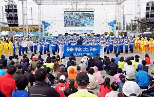 在欢迎活动中,每当天国乐团演奏结束后,选手们和市民们都大声鼓掌喝彩