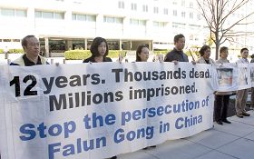 二零一一年十一月九日,美越人权对话期间,部份法轮功学员和民间团体代表在会场外,抗议越南政府屈从中共,迫害法轮功学员。