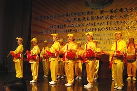 马来西亚法轮功学员组成的腰鼓队在千人宴上表演,把法轮大法的美好带给大家。