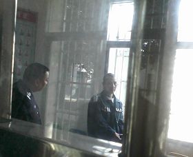 廖志军(右)在湖南常德津市监狱一监区接见室