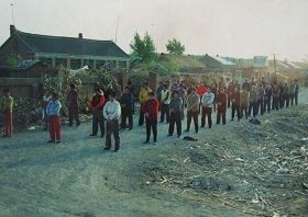 （历史照片：1999年7月20日前，双城乡镇法轮功学员在村头集体炼功）