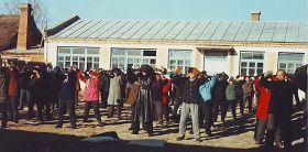 （历史照片：1999年7月20日前，双城乡镇法轮功学员在户外集体炼功洪法）