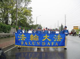 多伦多天国乐团冒雨参加多伦多密市丰收节游行,等待出发