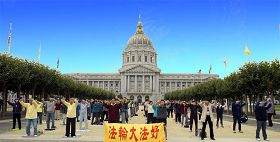 劳动节长周末,法轮功学员在旧金山市政厅广场集体炼功