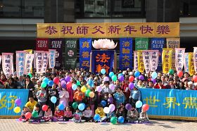 小弟子排在前列,学员们齐唱《法轮大法好》与《师父啊,谢谢您!》等歌曲