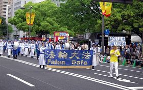 '法轮功学员参加广岛鲜花节大游行'