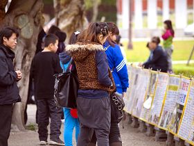 大陆观光客驻足观看法轮大法弘传世界图片展