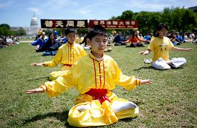 '美国大华府地区的法轮功学员恭祝师父华诞、庆祝法轮大法洪传二十一周年'