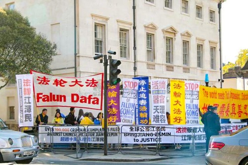 Банери на практикуващи Фалун Гонг