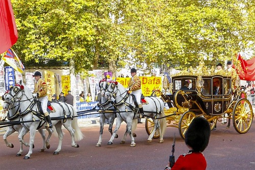 Колата на кралицата и принц Филип мина край банерите на Фалун Гонг около обяд.