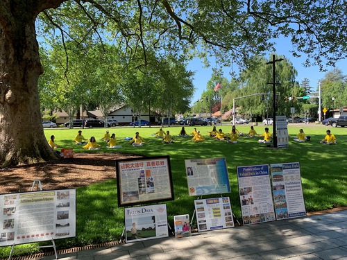 Image for article Falun Dafa Practitioners in Oregon and Florida Celebrate World Falun Dafa Day and Respectfully Wish Revered Master a Happy Birthday