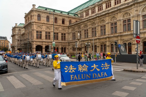 Image for article Austria: People Condemn the Persecution During Events in Vienna to Introduce Falun Dafa