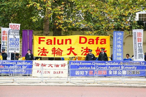 Банери на практикуващи Фалун Гонг