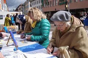 Image for article Freiburg, Germany: Petition Drive to End the Persecution Receives Great Support