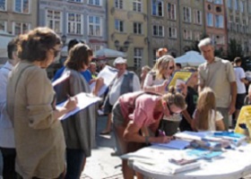 Image for article Poland: Over 3,000 Sign Petition Against Forced Organ Harvesting in China (Photos)