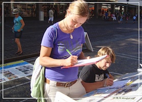 Image for article Freiburg, Germany: Many People Sign Petition Calling for an End to the Forced Organ Harvesting in China (Photos)