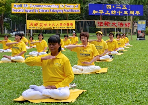 Image for article Singapore: Practitioners Commemorate April 25th Appeal with Group Practice and Signature Collection Event