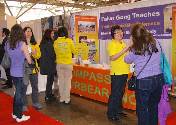 Image for article Canada: Falun Gong Warmly Received at North America's Premier Natural Health Show in Toronto (Photos)