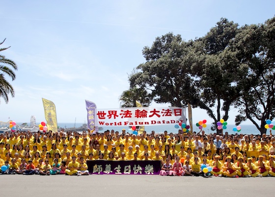 Image for article Los Angeles: Falun Dafa Practitioners and Families Celebrate World Falun Dafa Day (Photos)
