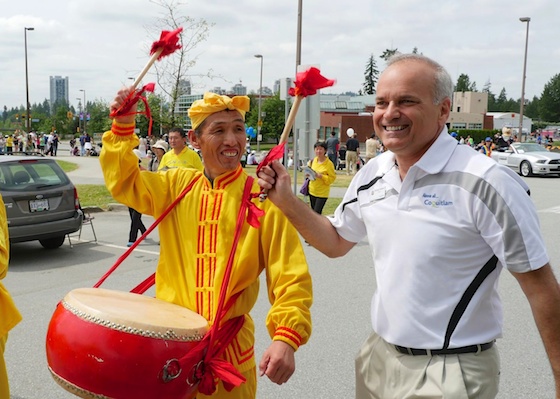 Image for article Coquitlam, Canada: Mayor Joins the Falun Dafa Waist Drum Team in Teddy Bear Parade (Photos)