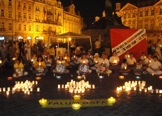 Image for article Prague, Czech Republic: Torture Exhibit on Old Town Square Raises Awareness of Organ Harvesting in China