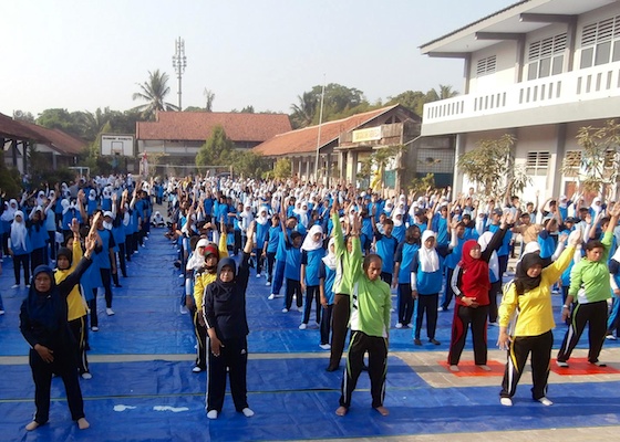 Image for article Indonesia: Eight Hundred Faculty Members and Students Learn Falun Gong Exercises