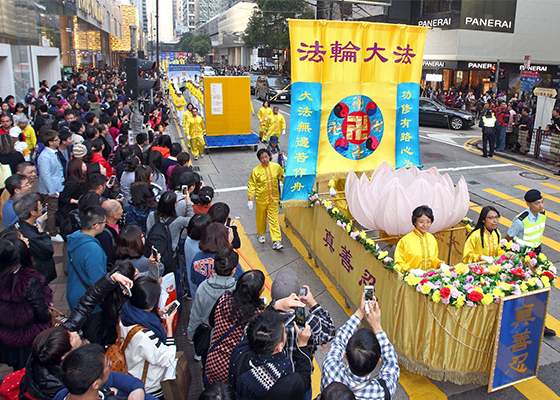 Image for article Hong Kong: Grand Falun Gong March Well Received by Locals and Tourists Alike