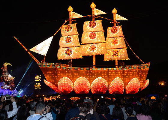 Image for article Taiwan: Falun Gong's Lantern-Decorated Boat Highlights New Year Celebration in Taichung