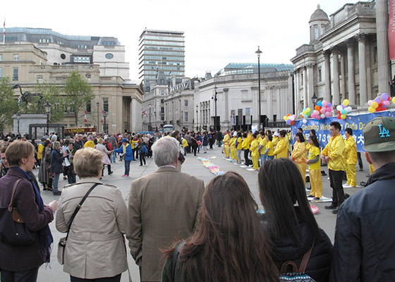 Image for article Practitioners in United Kingdom Celebrate World Falun Dafa Day
