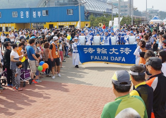 Image for article South Korea: Falun Gong Marching Band Delights Crowds at Busan Port Festival