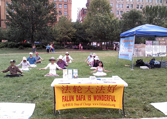 Image for article Philadelphia, USA: Peaceful Meditation Attracts Tourists Visiting the Liberty Bell