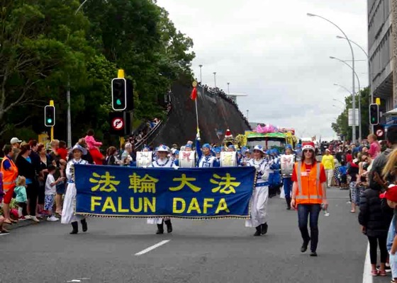 Image for article New Zealand: Falun Gong's Divine Land Marching Band Warmly Received at Santa Parades