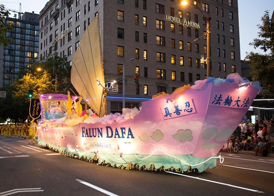 Image for article Seattle, Washington: Falun Dafa Highlighted in Torchlight Parade