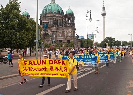 Image for article Falun Gong Practitioners March in Berlin, Win Support for Efforts to End Persecution in China