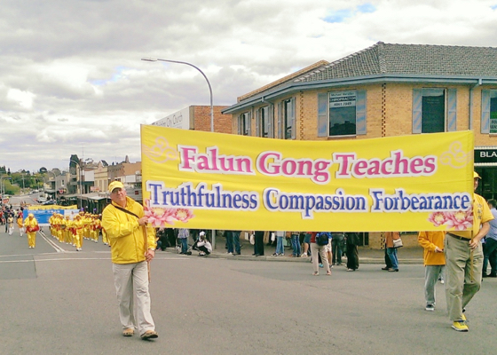 Image for article Bowral, Australia: Falun Gong Warmly Received at Annual Tulip Time Festival Parade