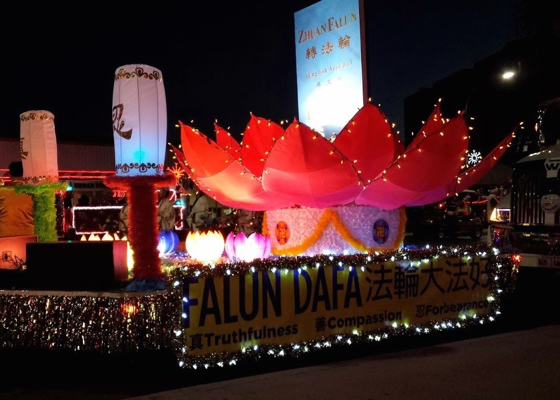 Image for article Canada: Falun Dafa Practitioners Help Usher in the Season in Local Holiday Parades