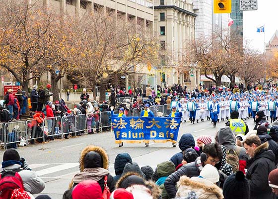 Image for article Canada: Falun Dafa Practitioners in Santa Claus Parades in Four Cities