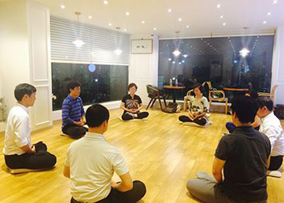 Image for article Seoul, South Korea: New Practitioners Learn Falun Dafa at Tianti Bookstore