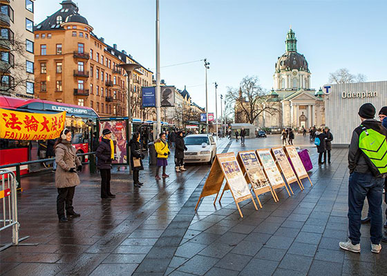 Image for article Sweden: Falun Gong Displays Draw Support to End Persecution in China