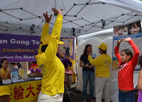 Image for article Canada: Introducing Falun Gong at Toronto Youth Day Festival