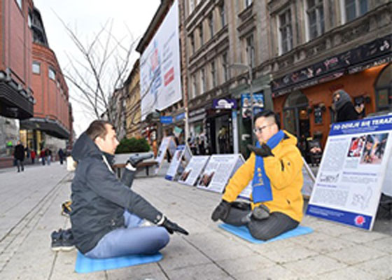 Image for article Poznan, Poland: Couple Travels Almost 200 Miles Just to Learn Falun Gong